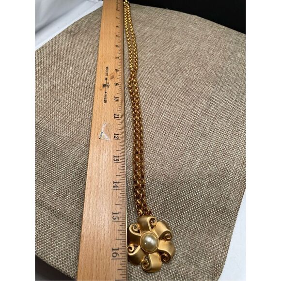 Vintage Simulated Pearl Pendant Necklace Goldtone Costume Jewelry - Picture 6 of 8